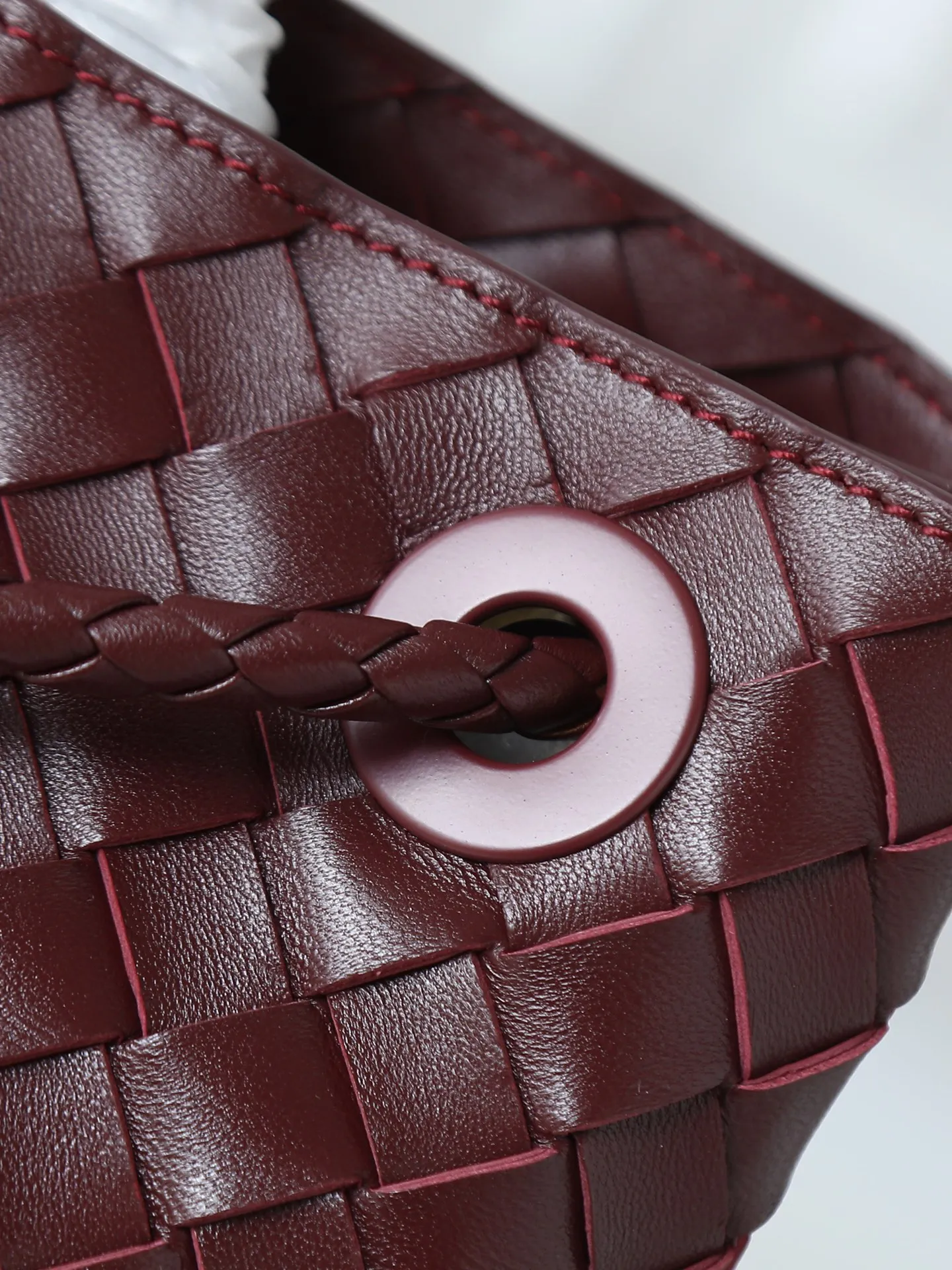 1550. Andiamo is shipping‼ ️Really popular🔥The new Andiamo woven handbag launched by Bottega Veneta this season is really popular all over the world! ! Celebrities at home and abroad have worn it, and Oscar-winning actress Michelle Yeoh has taken it out on the street. Song Jia, Trai Yala, Yu Feihong, Sanji Ayaka, Rosie Hunting-Whiteley, Yoshioka Riho, etc. have all worn this bag. It is classic and versatile and shows off your temperament, and the bag capacity is also large, which is very convenient for daily commuting! ! A variety of carrying methods, the shoulder straps can be adjusted by yourself, the original lambskin feels soft and delicate, and the unisex style breaks gender boundaries and brings a more practical and longer-lasting use experience. Andiamo, which has both elegant and casual styles, perfectly interprets the true appearance of "fashionable old money style". Style number: 766016 Size: 32*24*12